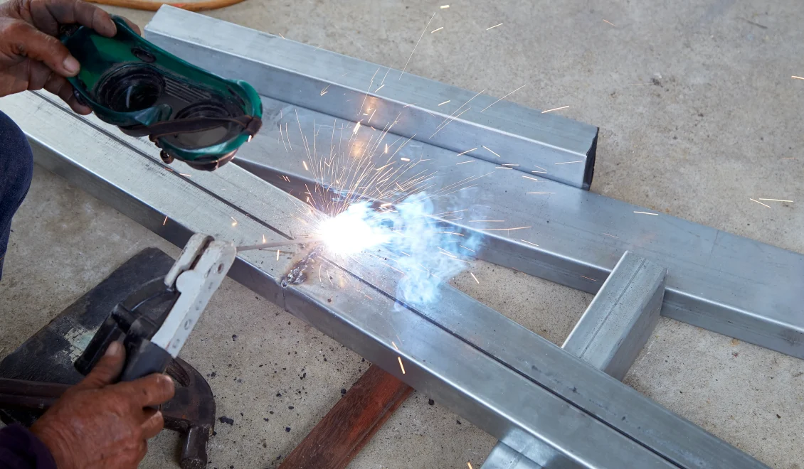 seseorang sedang las stainless steel